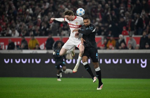 Header duel duel action Nick Woltemade VfB Stuttgart (11) against Jonathan Tah Bayer 04 Leverkusen