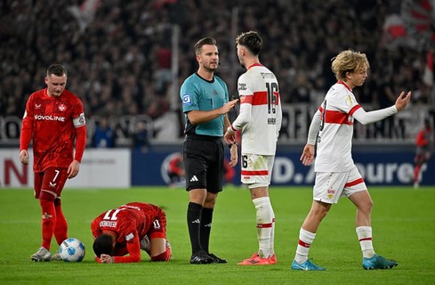 Referee Daniel Schlager in discussion with Atakan Karazor VfB Stuttgart (16) Frans Kraetzig VfB