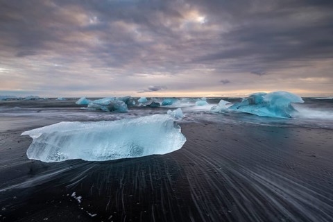 Diamond Beach, icebergs on the black lava beach, near Jökulsarlon glacier lagoon, Vatnajökull