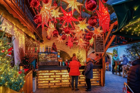 Mulled wine stand in the side passage at the Christmas market, Bad Tölz, Isartal, Upper Bavaria,
