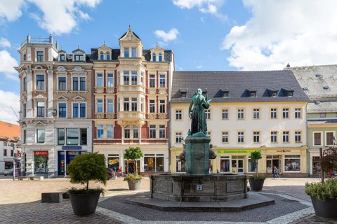 Pigeon girl on the Schlegelbrunnen with a view of the Carl Rudolph department stores' and