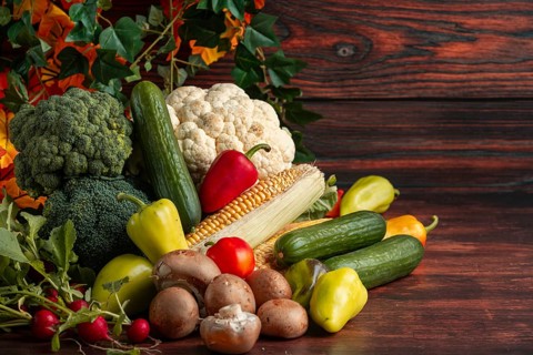 Fresh vegetables, colourful peppers, corn on the corn cob, cauliflower, broccoli, radishes,
