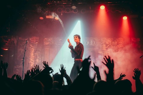 Remington Leith, singer of Palaye Royale live on Death Or Glory EU/UK Tour 2024 at Astra Kulturhaus