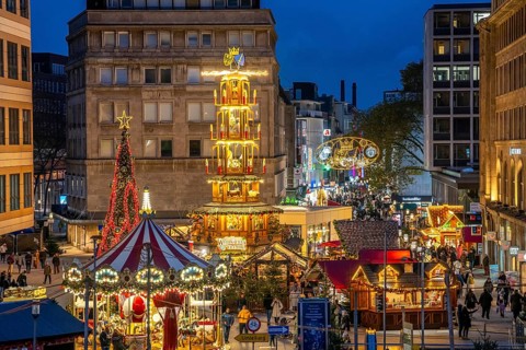 Pre-Christmas season, Christmas market in the city centre of Essen, Willy-Brandt-Platz, pedestrian