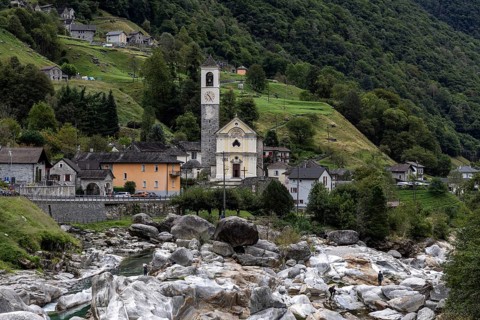 People on rocks on the Verzasca, behind Lavertezzo, Verzasca Valley, Valle Verzasca, Canton Ticino,