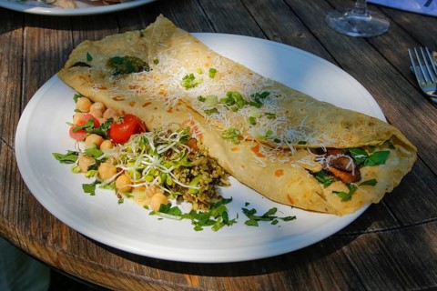 Swabian cuisine, stuffed pancake, vegetarian, mushrooms, cheese, vegetables, chickpeas, sprouts,