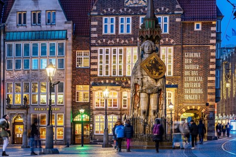 Bremen's Roland statue on the market square at dusk, Free Hanseatic City of Bremen, Germany, Europe