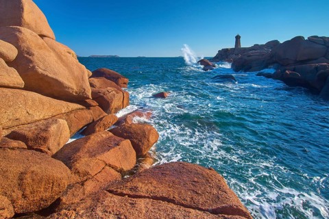 Lighthouse, Phare de Mean Ruz or Phare de Ploumanach, in the foreground rocky coastal landscape,