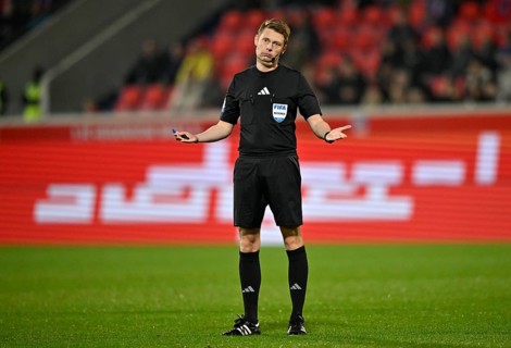 Referee Referee Christian Dingert gesture gesture reproachful, Voith-Arena, Heidenheim,