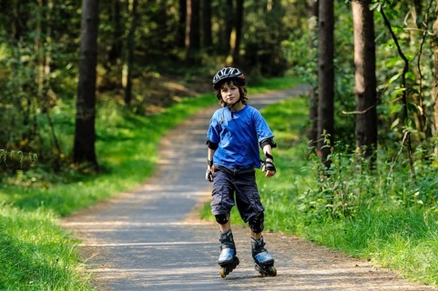 Boy, 8 years, inline skates, bike path in the woods, at the B191 Celle-Lachendorf, Lower Saxony,