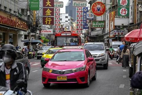 Street scene on Yaowarat Road, China Town, Chinese neighbourhood, Sampheng, Bangkok, Thailand, Asia
