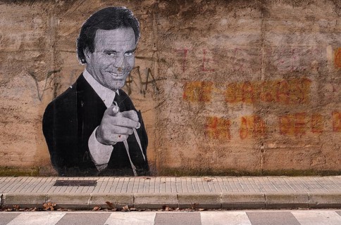Graffiti, picture, mural, painting by Julio Iglesias de la Cueva on a stone wall, frequent star