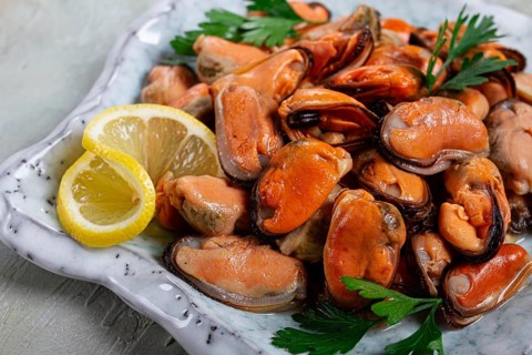 Mussels no shell, boiled, mussels, peeled, in a bowl, with lemon and parsley, Chilean mussels, top