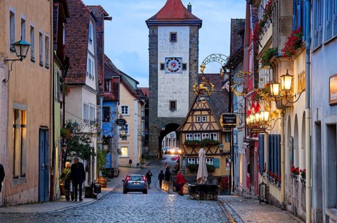Plönlein and the Spitalgasse with the Siebersturm in the old town centre of Rothenburg ob der