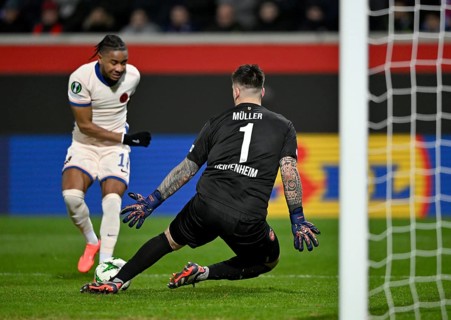 Penalty area scene, Goal area scene Action Goalkeeper Kevin Müller 1. FC Heidenheim 1846 FCH (01)