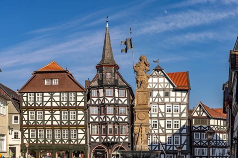 Half-timbered houses, St Michael's merchants' guild house and Rolandsbrunnen fountain on the market