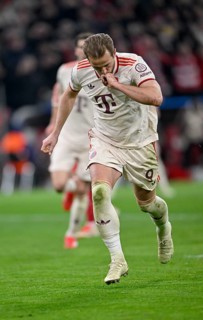 Goal celebration Harry Kane FC Bayern Munich FCB (09) kisses wedding ring, ritual, UEFA Champions