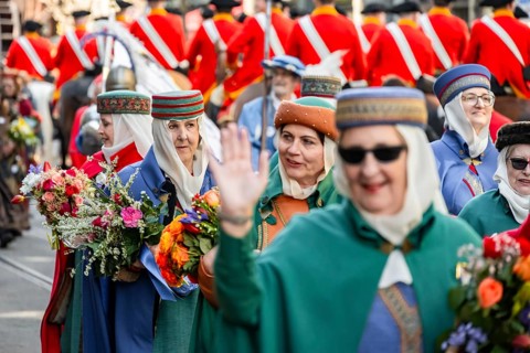 Parade of historically costumed guildsmen, Sechseläuten or Sächsilüüte, Zurich Spring Festival,