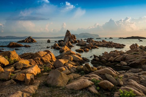 Lonely beach with granite rocks, sunrise, Spiaggia Poltu Manzu, Capo Ceraso, near Olbia, Sardinia,