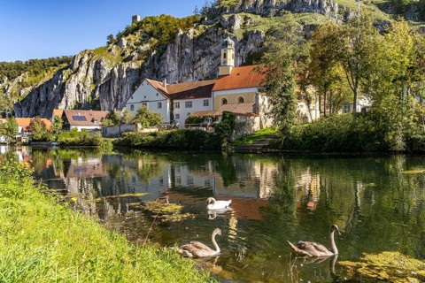 Market town of Essing with Heilig Geist parish church in Altmühltal, Lower Bavaria, Bavaria,