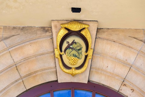Coat of arms with grapevine as keystone on the town hall portal, Weinböhla, Saxony, Germany, Europe