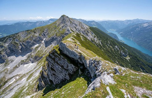 Two mountaineers on the hiking trail on the summit ridge of the Unnütz, behind Achensee, Unnütz