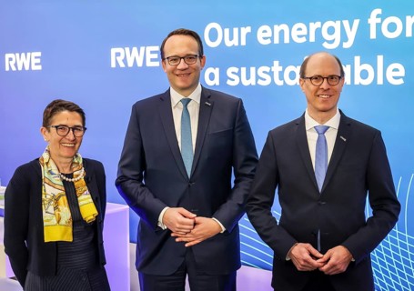 Essen, North Rhine-Westphalia, Germany, RWE CEO Markus Krebber (centre), Labour Director CHO