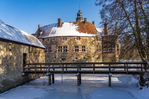 The snow-covered moated castle Burg Vischering near Lüdinghausen, Münsterland, North