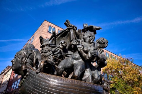 Fool's ship fountain, fountain sculpture, Old Town, Nuremberg, Franconia, Bavaria, Germany, Europe