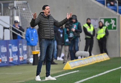 Coach Dino Toppmöller Eintracht Frankfurt SGE on the sidelines Gesture Gesture PreZero Arena,
