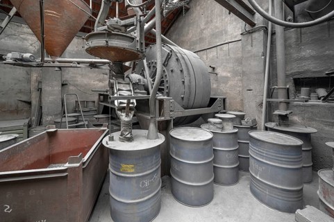 Production room with metal powder grinding mill for the production of zinc powder, metal powder