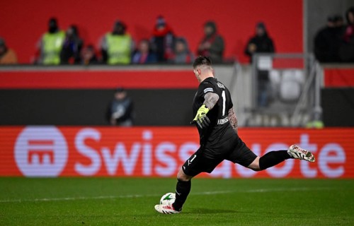 Goalkeeper Kevin Müller 1. FC Heidenheim 1846 FCH (01) Action on the ball Perimeter advertising