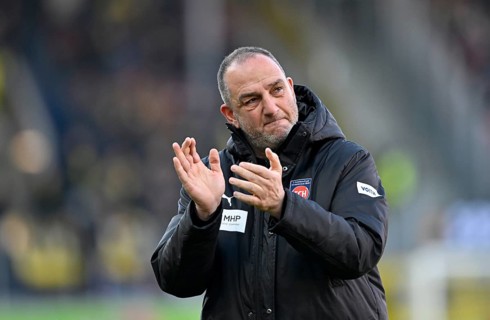 Coach Frank Schmidt 1. FC Heidenheim 1846 FCH clapping his hands in encouragement, applause