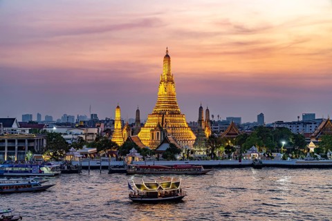 The Buddhist temple Wat Arun or Temple of Dawn and the Chao-Phraya River at dusk, Bangkok,