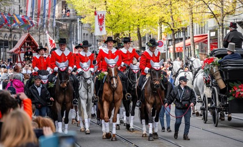 Zunft zur Zimmerleuten, parade of historically costumed guild members, Sechseläuten or Sächsilüüte,
