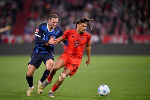 Duel, action Sacha Boey FC Bayern München FCB (23) against Jonas Föhrenbach 1. FC Heidenheim 1846