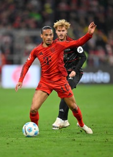 tackle, action Leroy Sané FC Bayern München FCB (10) against Yorbe Vertessen 1. FC Union Berlin FCU