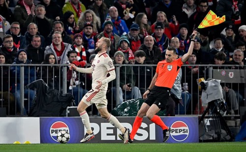 Konrad Laimer FC Bayern Munich FCB (27) Action on the ball, assistant referee linesman Referee