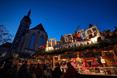 Christmas market with Christmas stalls, stalls, Christmas pyramid, collegiate church, Christmassy,