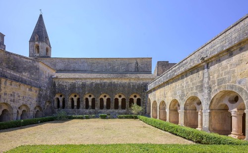 Cloister courtyard, Romanesque Cistercian abbey Le Thoronet, Département Var, France, Europe