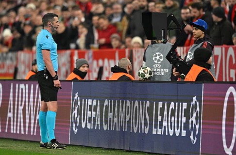 Referee Michael Oliver (ENG) in the review area VAR, video assistant referee, video evidence, video