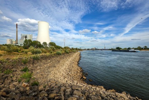 Duisburg, North Rhine-Westphalia, Germany, Dry riverbed in the Rhine with STEAG Walsum coal-fired