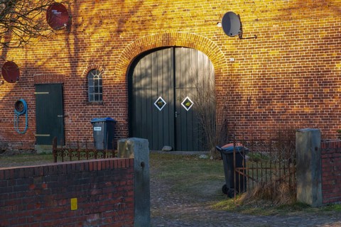 View of the entrance area of a farmhouse with a Tor tor in front of it, Aller Leine Tal, Wittlohe,
