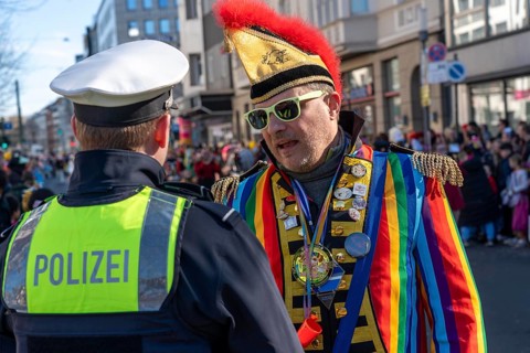 Rose Monday carnival parade in Düsseldorf, police officers secure the Rose Monday parade, parade