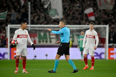 Referee Referee Davide Massa (ITA) Gesture Gesture in conversation Discussion with Enzo Millot VfB