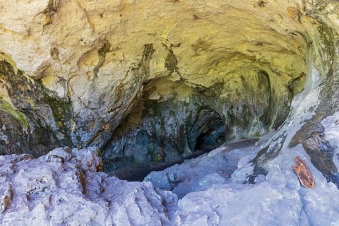 The Klausenhöhle is a natural karst cave near the Lower Bavarian market town of Essing in the