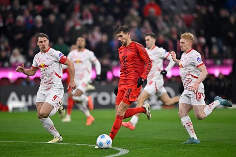 Leon Goretzka FC Bayern Munich FCB (08) Action on the ball Nicolas Seiwald RasenBallsport RB
