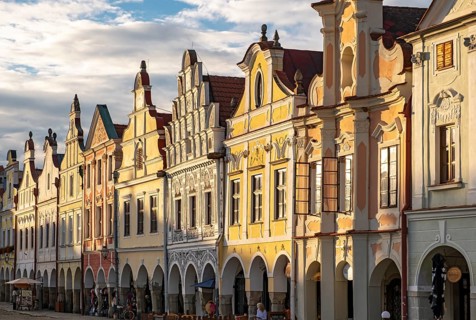Renaissance-built and Baroque-remodelled townhouses with high gables and arcades, Zachariáše z