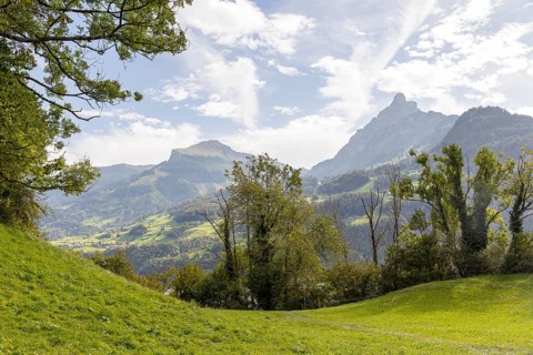 Small plateau at the Strahlegg castle ruins above Lake Walen, with the mountains to the south in