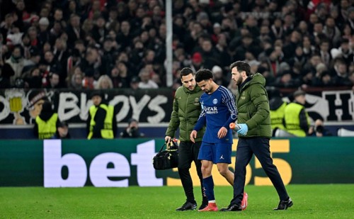 Warren Zaire-Emery FC Paris Saint-Germain PSG (33) has to leave the pitch due to injury Coach